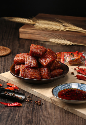 香辣邂逅 辣条的创意美食场景摄影指南